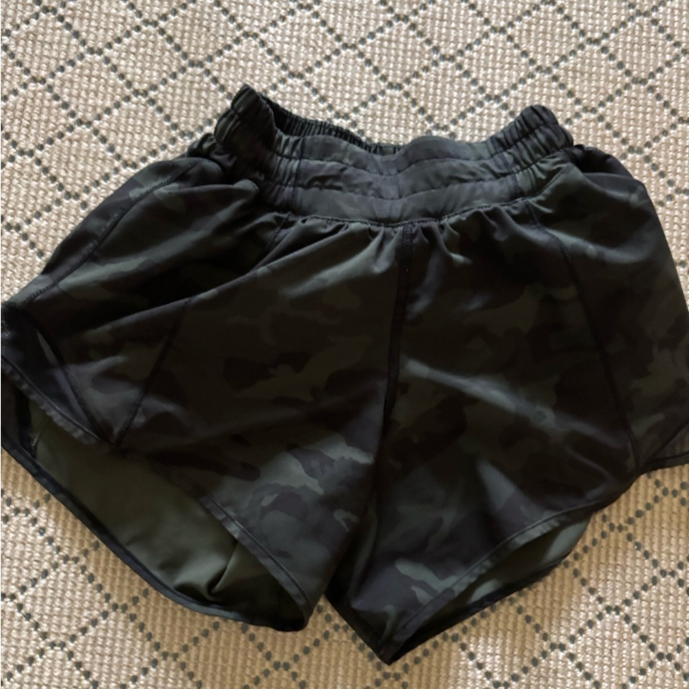 Women's LULULemon Black Camouflage Shorts Hotty hot low rise 4inch